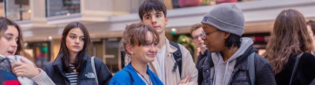Des étudiants visitent Station F Paris