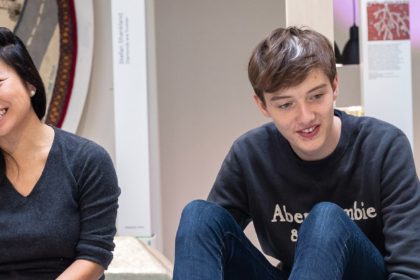 Des jeunes discute des méthodes d'incubation de Schoolab.