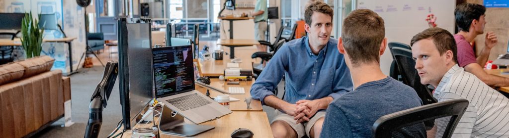 2 entrepreneurs discutent dans un co-working