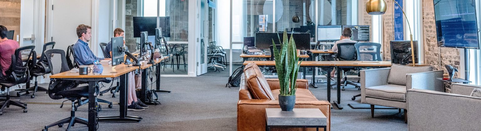 Vu de loin d'un espace dans un co-working