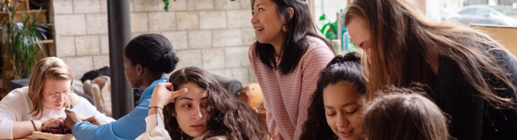 Les élèves du projet Schoolab Compass discutent