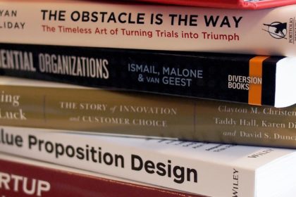 Piles de livres sur le design et l'entreprenariat