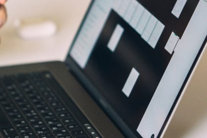 Une personne regarde sont projet sur son ordinateur