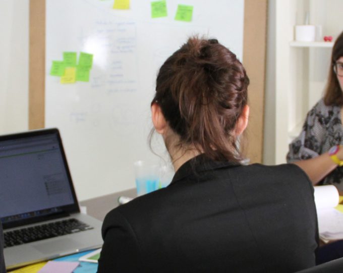 Des personnes d'une entreprise qui participent à un workshop sur la créativité et l'observation