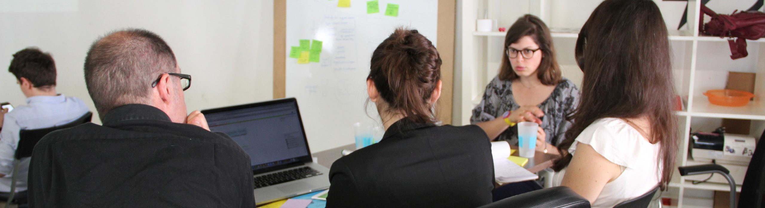 Des personnes d'une entreprise qui participent à un workshop sur la créativité et l'observation