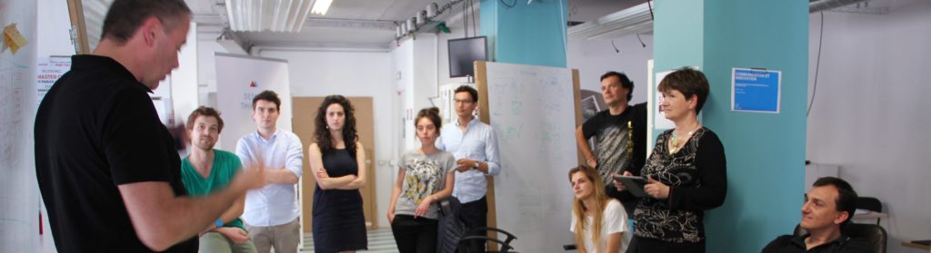 Des personnes dans un workshop sur l'intelligence collective