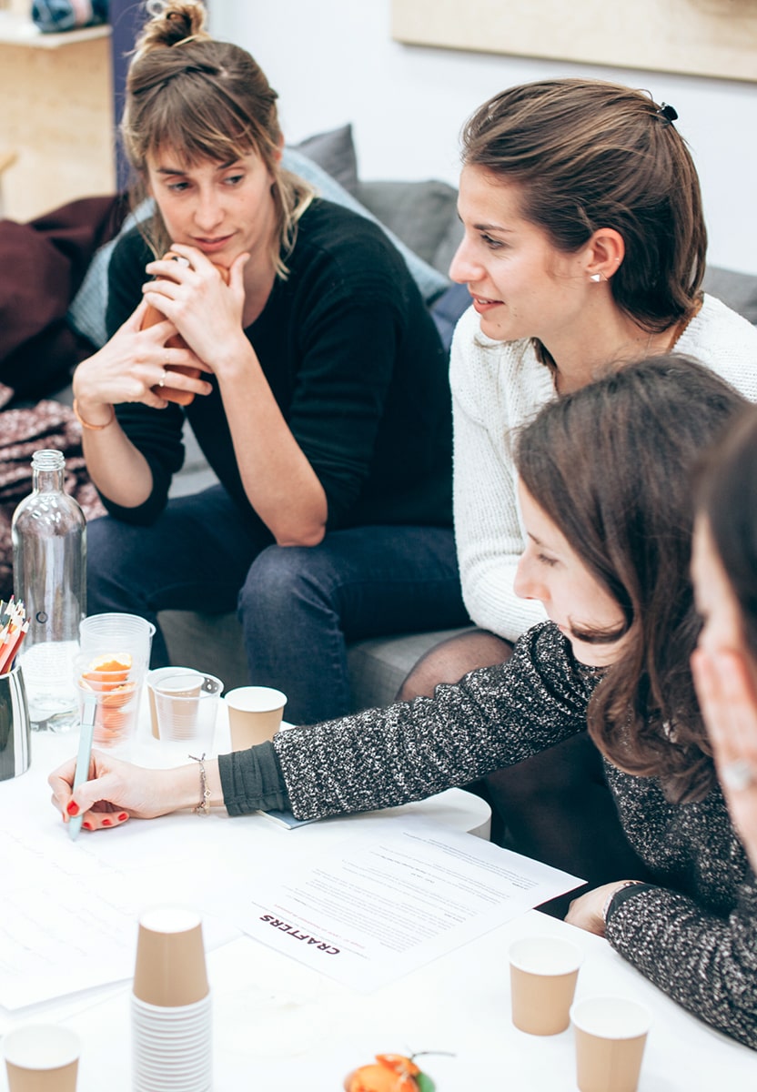 Une femmes qui explique au restent du groupe le fonctionnement de la communauté Slack