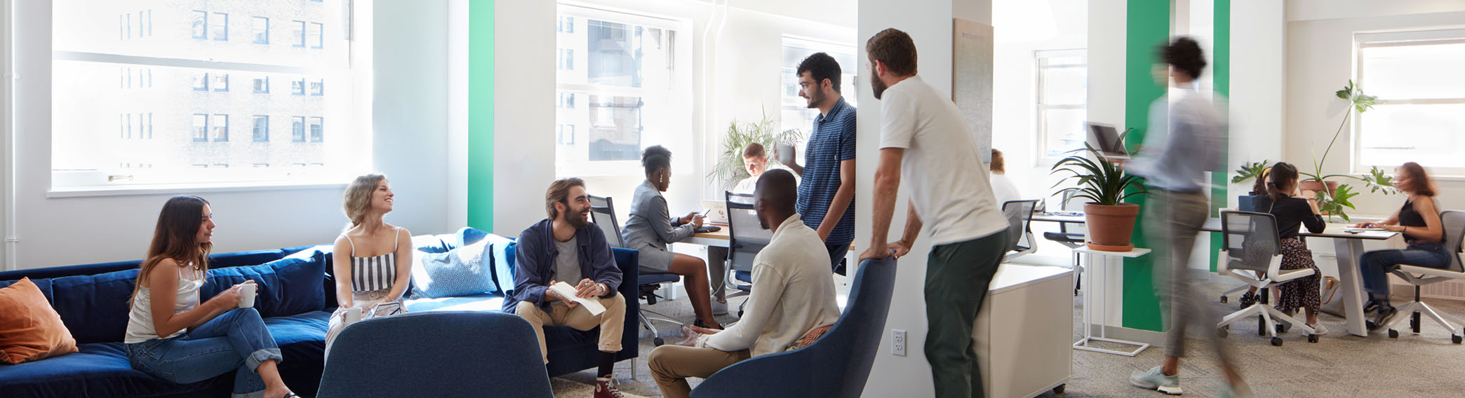 Des personnes échangeant entre elles dans un open space à Schoolab