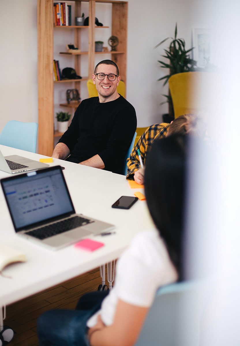 Un homme souriant dans une session d’intelligence collectif