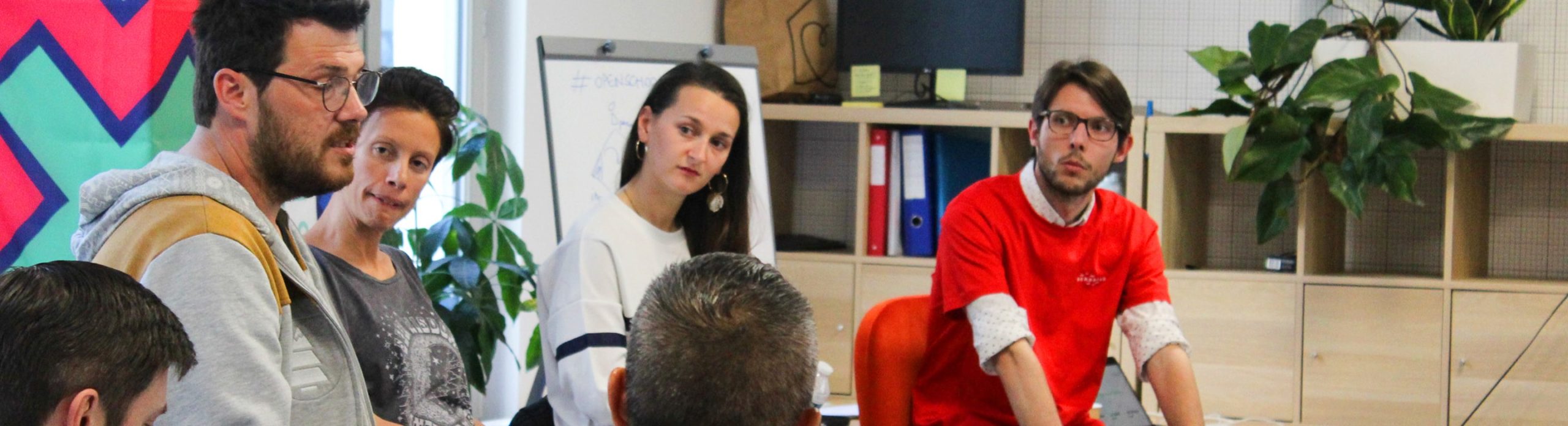 Groupe d'intrapreneur en session de créativité