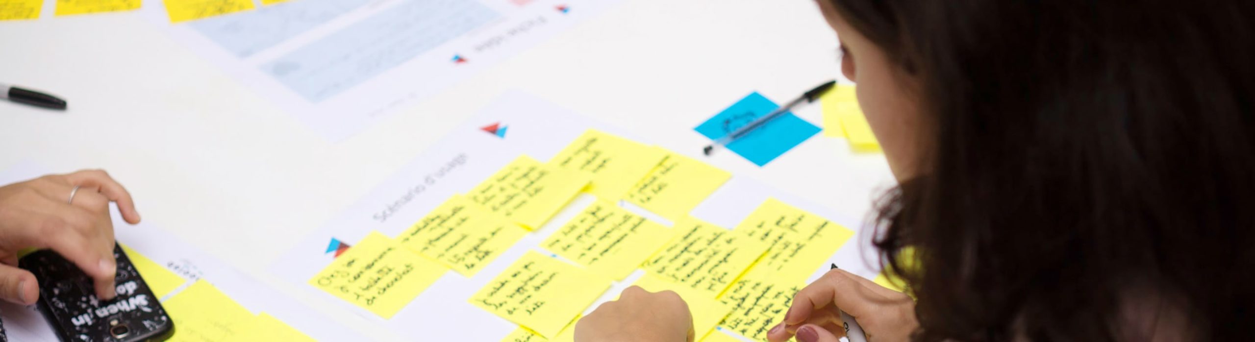 Photo de la table de travaille de la formation design thinking