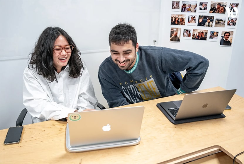 Deux personnes qui suivent un programme talent chez Schoolab