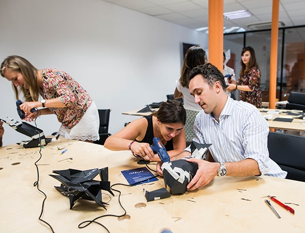 3 personnes travaillant sur leur prototypes