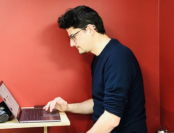 Un homme concentré devant son ordinateur