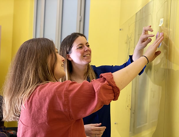 Deux femmes qui travaillent sur le tableau à Schoolab