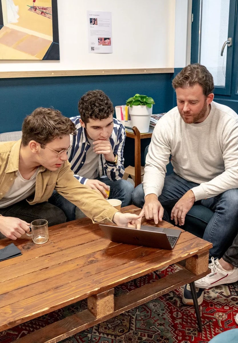 3 personnes en pleine analyse devant un ordinateur