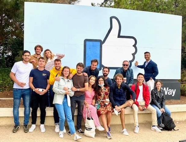 Groupe d’étudiants du Bridge chez Facebook