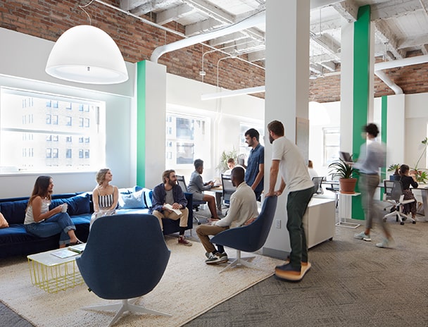 Plusieurs personnes dans un open space à San Francisco