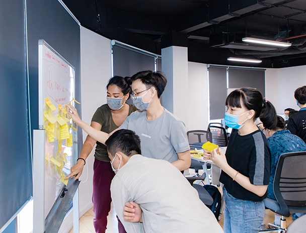 Groupe d'intrapreneur en session de créativité au Vietnam