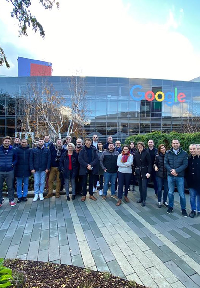 Groupe devant les bureaux de Google à San Francisco