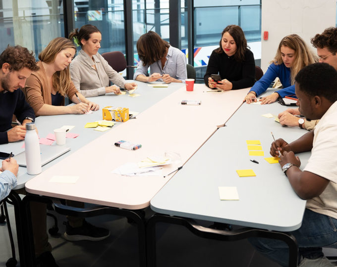 Groupe de personnes discutant de la méthodologie de design fiction