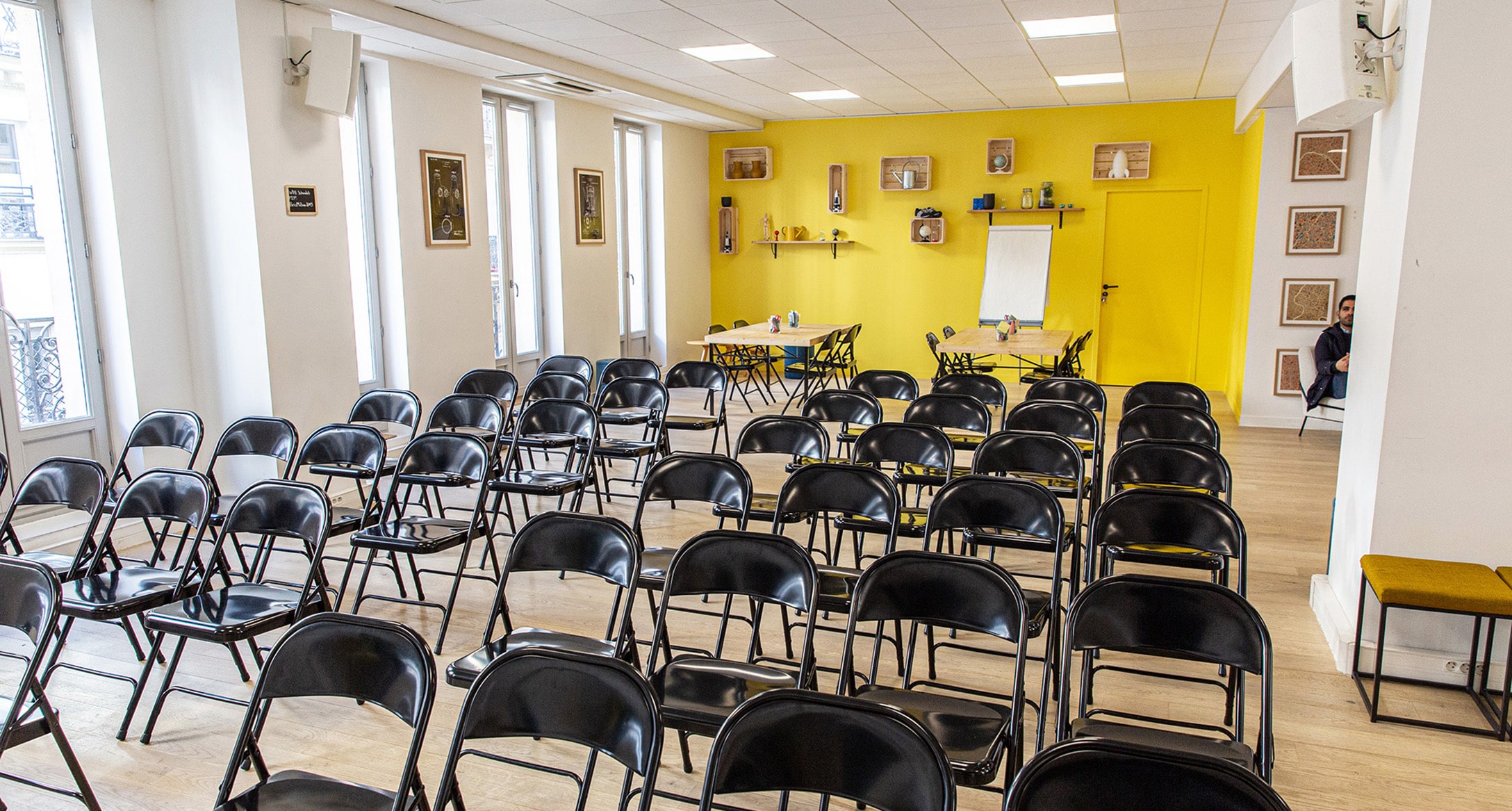 Lieu de conférence avec de nombreuses chaises vides