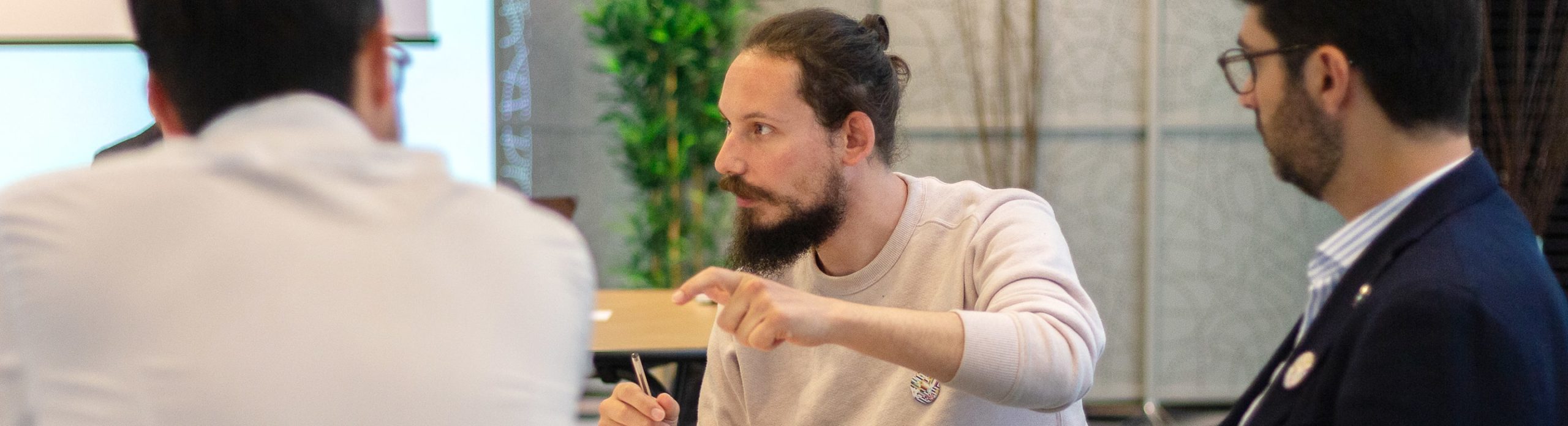 Une personne qui coach un groupe d’entrepreneur