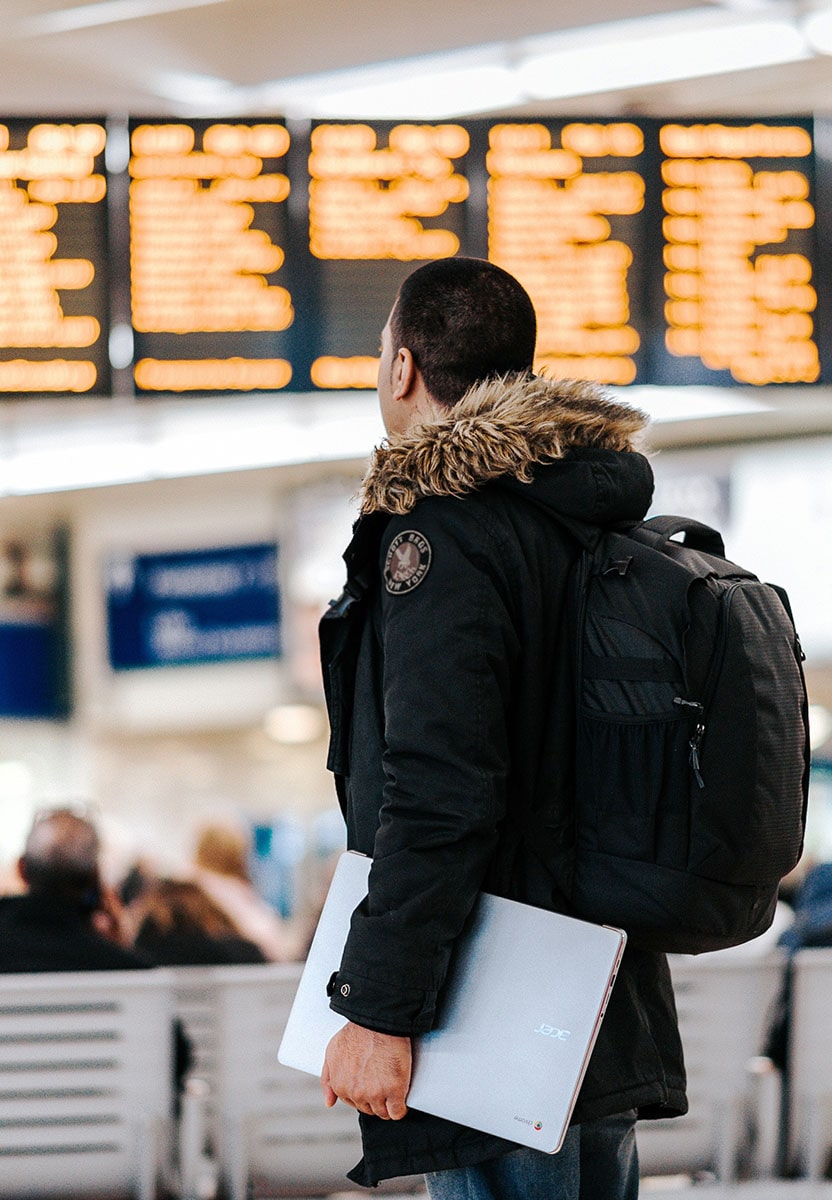 Une personne dans un aéroport qui vient pour le Visa French Tech for founders