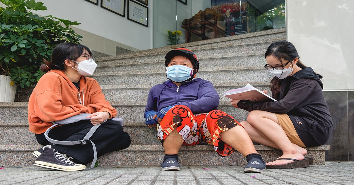 Des étudiantes au Vietnam qui interview des passants