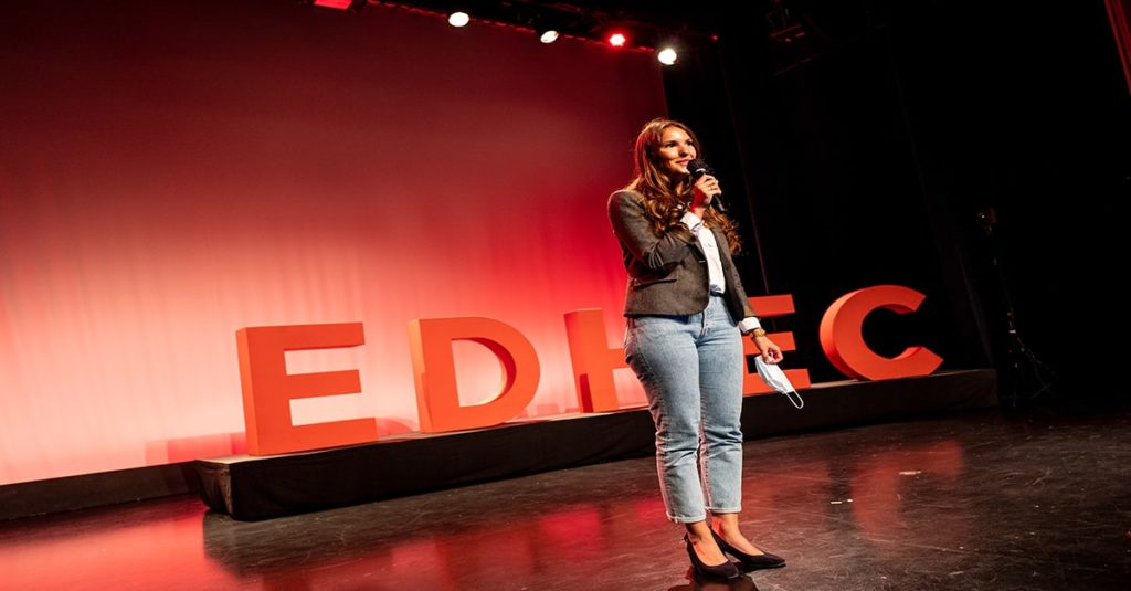 Une présentatrice qui présente L'EDHEC Hackathon