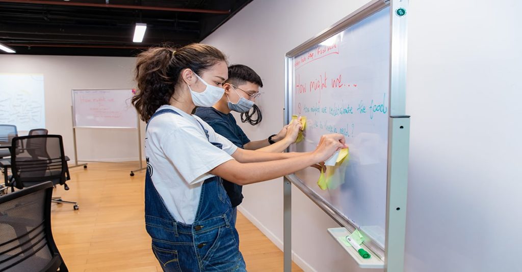 Des étudiants qui travail sur le DTP au Vietnam