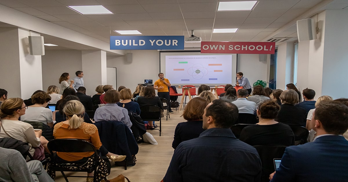 Conférence de Schoolab plein de personnes écoutent une présentation