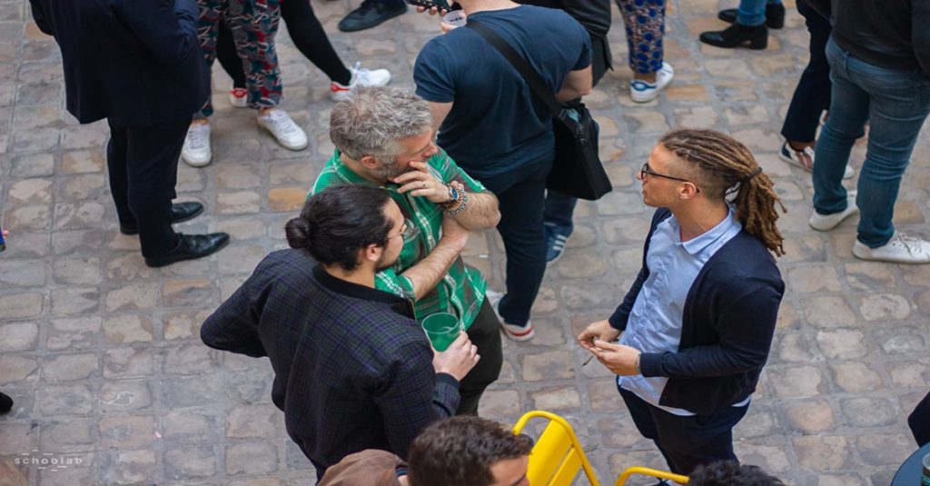 Des gens de open Schoolab qui parle sur une terrasse