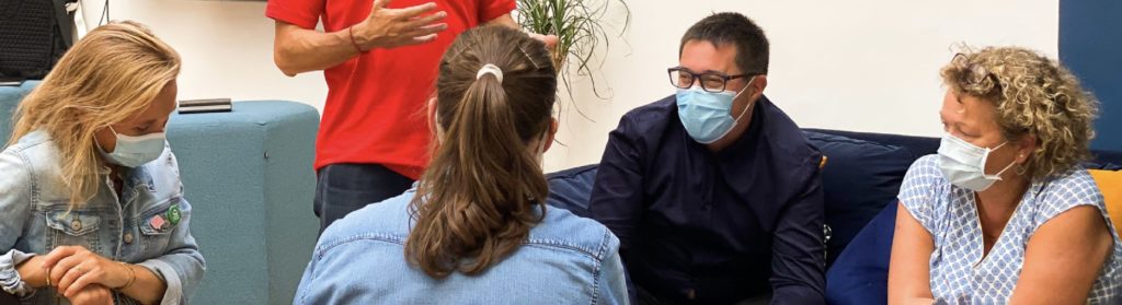 Des salariés d'un client de Schoolab discutent après un workshop de Design fiction