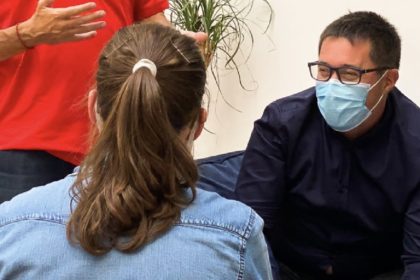 Des salariés d'un client de Schoolab discutent après un workshop de Design fiction