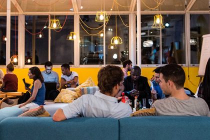 Un afterwork de l'équipe start-up de Schoolab. Des fondateurs de start-ups discutent