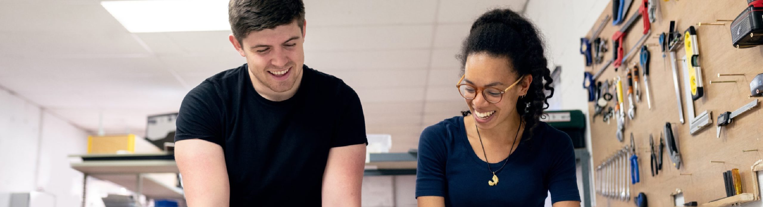 Des étudiants discutent et participent a la création d'un prototype