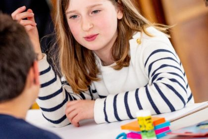 Les enfants de l'école La Trinité discutent sur le Leader de demain à l'Open Schoolab 2022