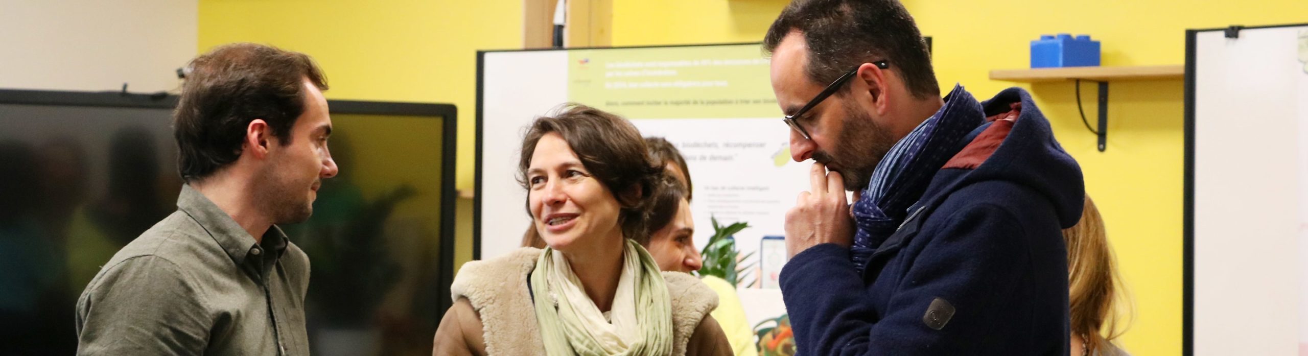 3 personnes qui parlent durant un challenge open innovation