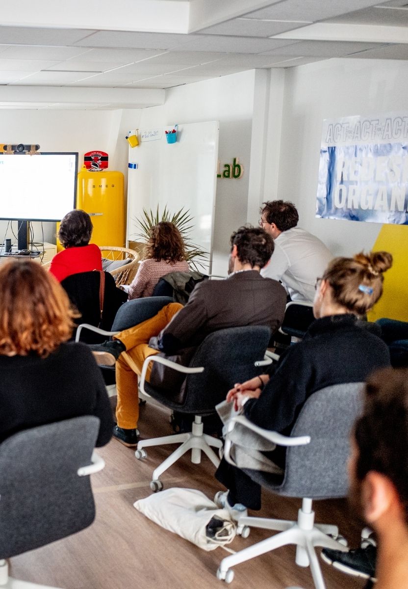 Schoolab entreprise à mission des personne en conférence écoute un présentation