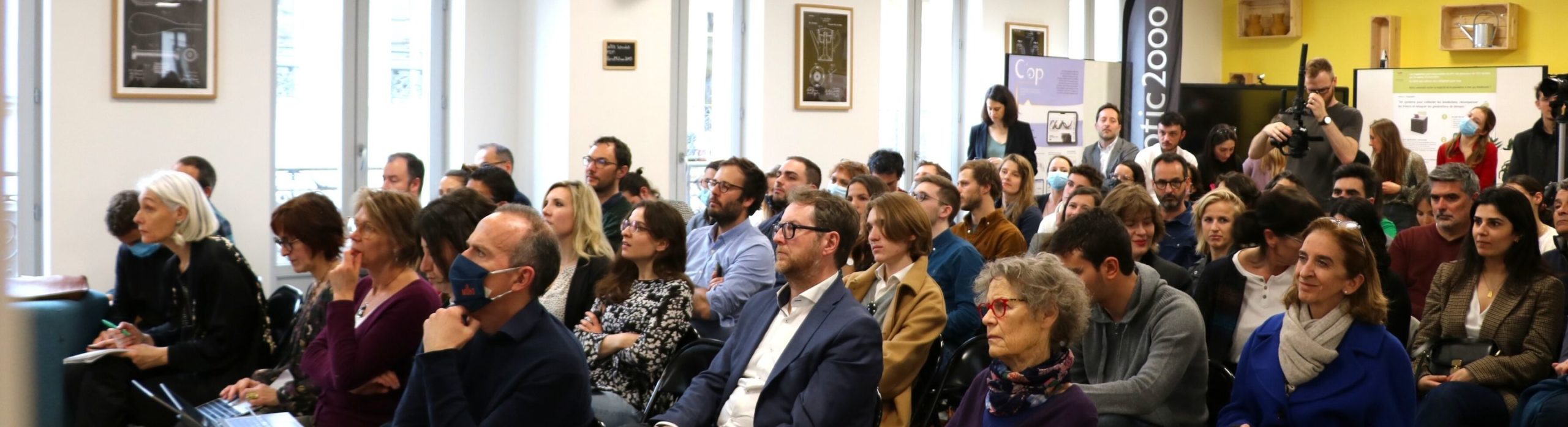 Salle rempli de personnes pour la présentation des projet intrapreneuriat