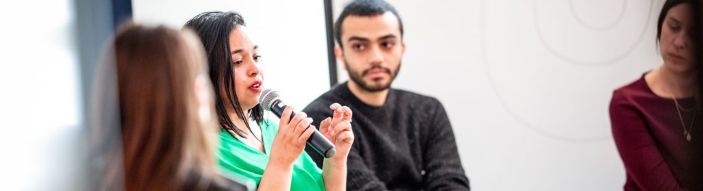 Des personnes qui discute avec un micro dans une table rond à l'Open Schoolab 2022