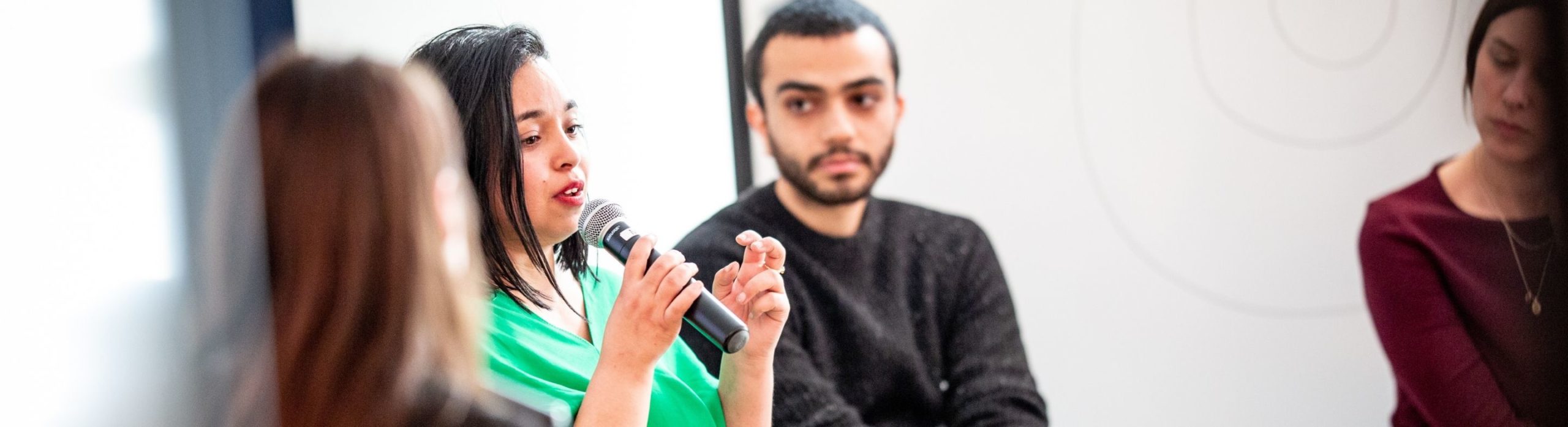 Des personnes qui discute avec un micro dans une table rond à l'Open Schoolab 2022