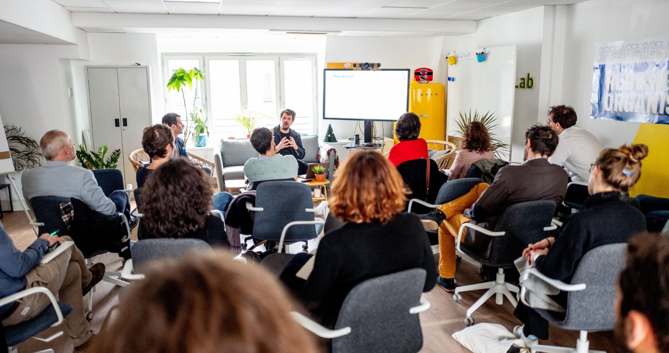 Conférence de design à l'Open Schoolab, plusieurs personne dans un salle