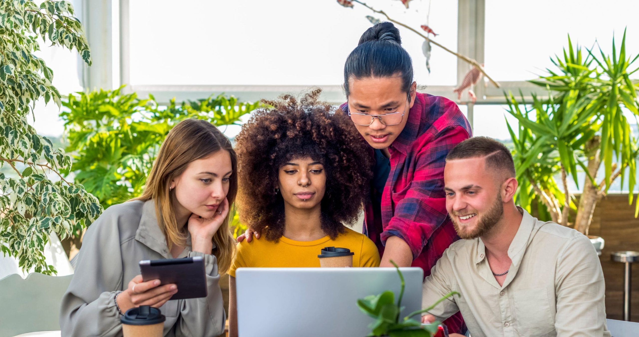 Une groupe de personnes de Schoolab qui collabore et échangent des idées ensemble