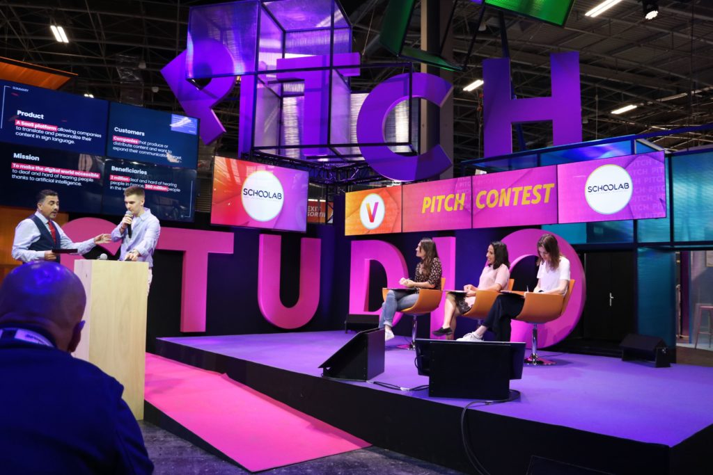 Les 3 jury et un entrepreneur sur la scène du pitch contest animé par Schoolab lors de VivaTech