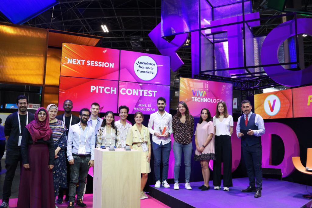 Les 7 startups présentes sur la scène ainsi que le juryu du pitch contest animé par Schoolab lors de VivaTech