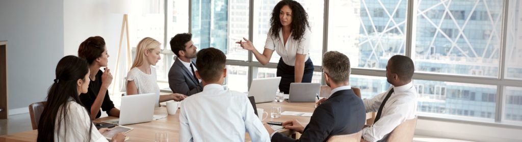 Une groupe de personnes de Schoolab assis en réunion collaborent et échangent des idées ensemble
