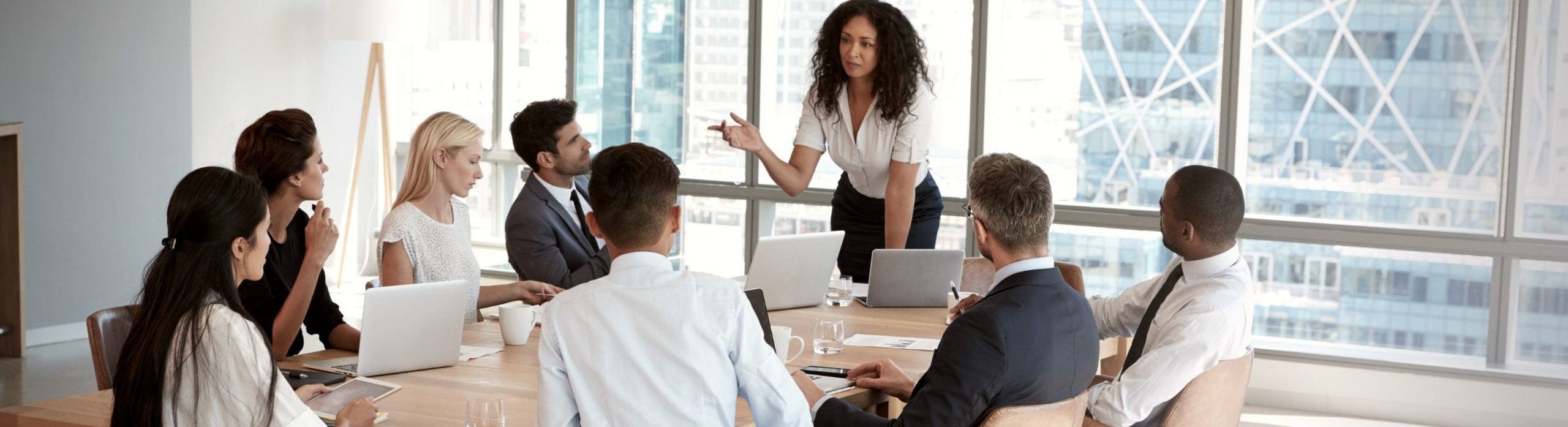 Une groupe de personnes de Schoolab assis en réunion collaborent et échangent des idées ensemble
