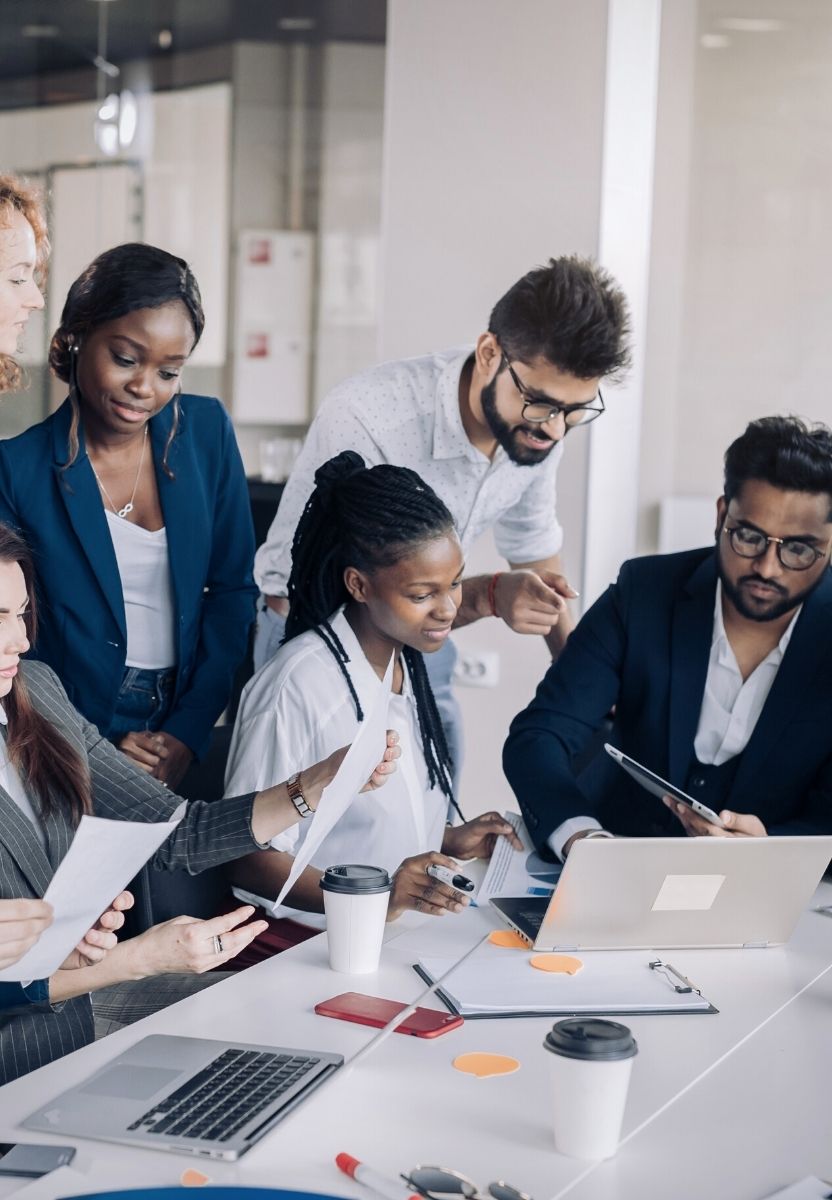 Une équipe de Schoolab collabore et échange des idées